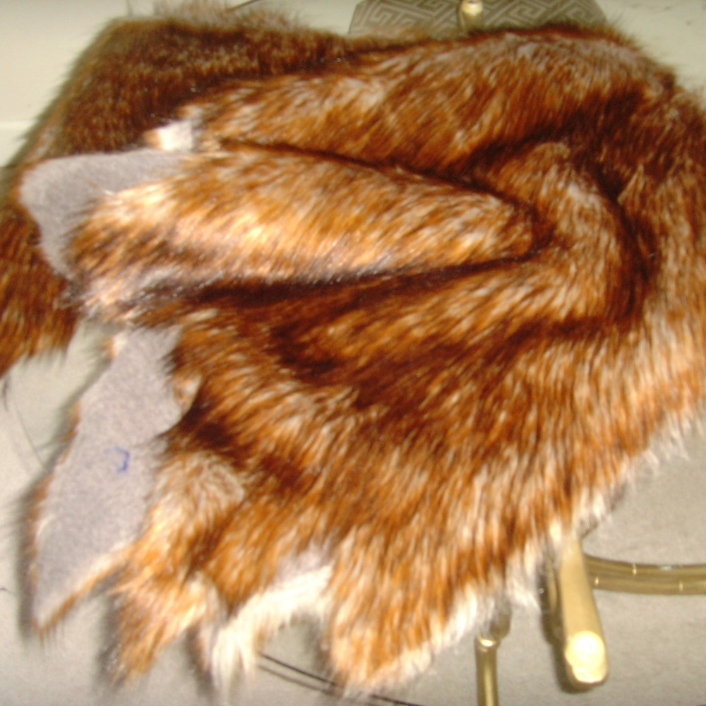 Reynard Fox Faux Fur Fabric (Remanent) - Picture 3 of 8